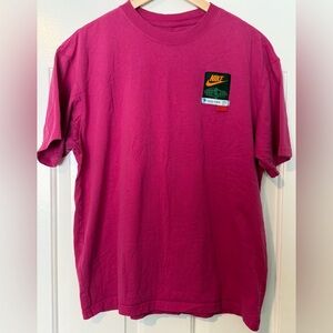 Nike Worldwide Graphic Tee DX1059-621 Magenta Pink Men’s M Loose Fit